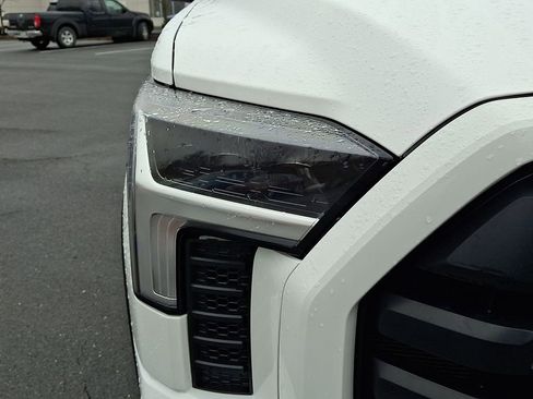 Used 2022 Toyota Tundra SR5 w/ SR5 Convenience Package AWD/4WD image 11