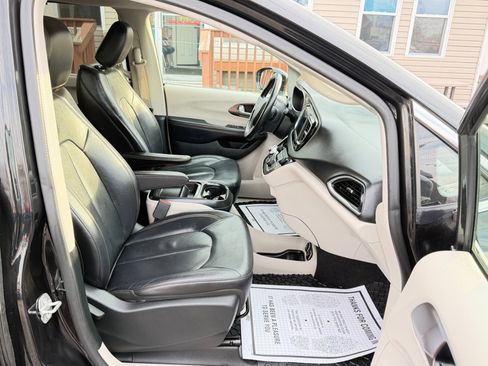 Used 2018 Chrysler Pacifica Touring-L image 42