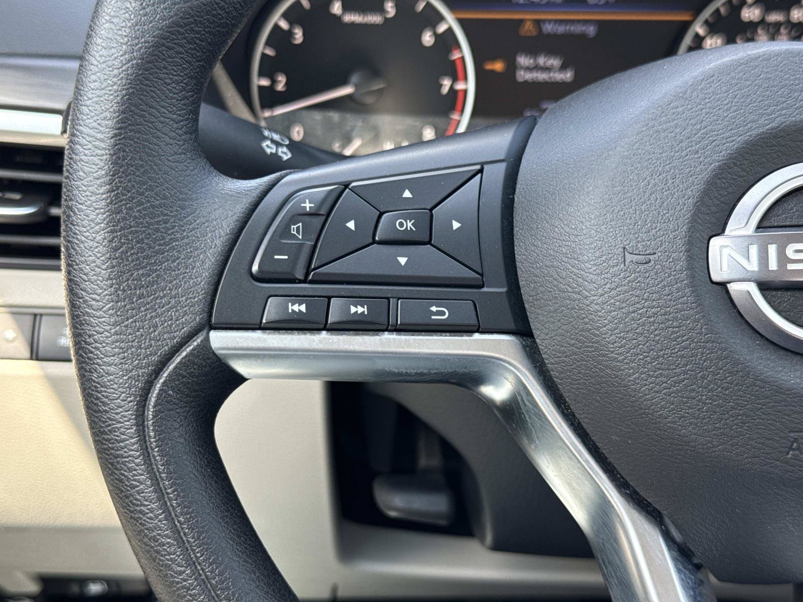 Used 2025 Nissan Altima 2.5 SV FWD image 15