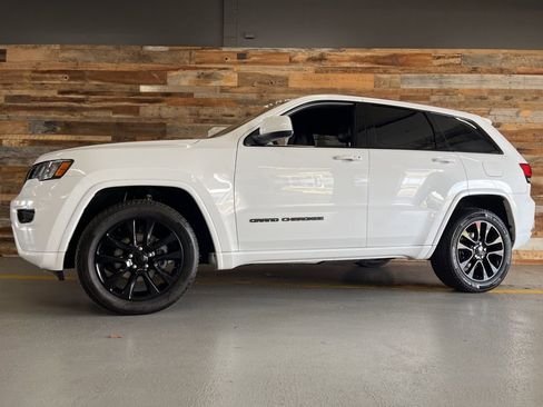 Used 2018 Jeep Grand Cherokee Altitude image 49