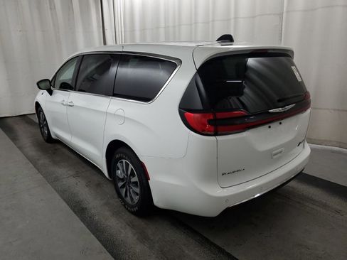 Used 2024 Chrysler Pacifica Limited FWD image 3