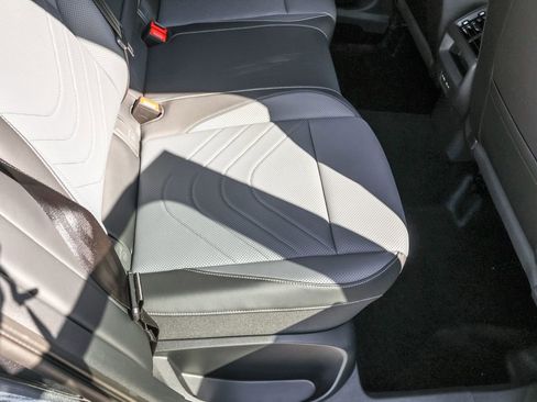 Used 2025 Volkswagen Tiguan SE image 32