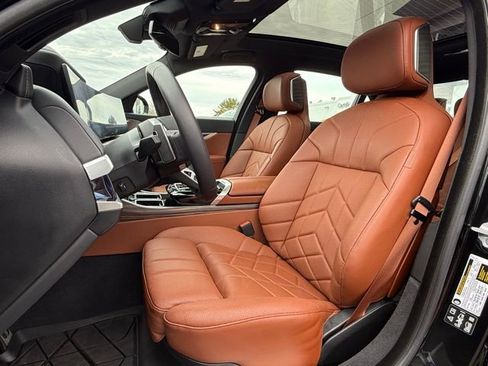 Used 2025 BMW 760i xDrive w/ Executive Package image 13