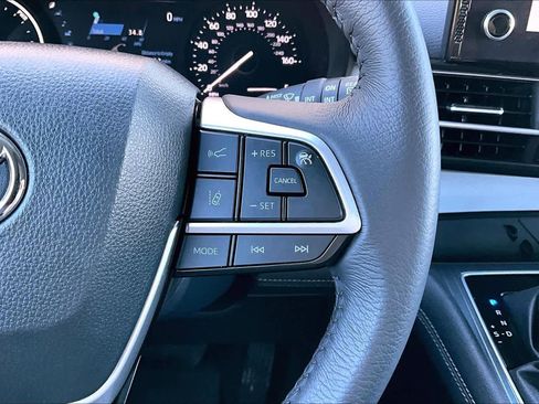 Used 2025 Toyota Sienna XLE image 25