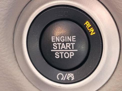 Used 2023 Chrysler Pacifica Touring-L FWD image 6