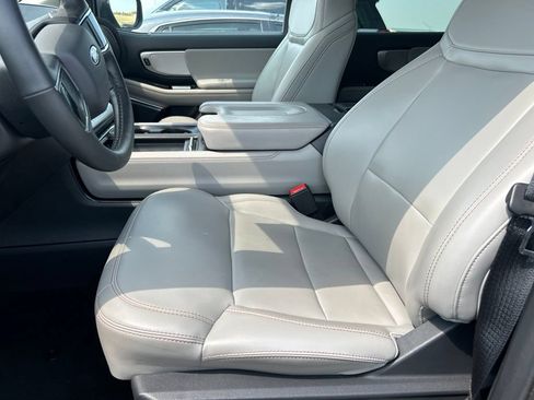 Used 2025 Ford Expedition Active RWD image 5