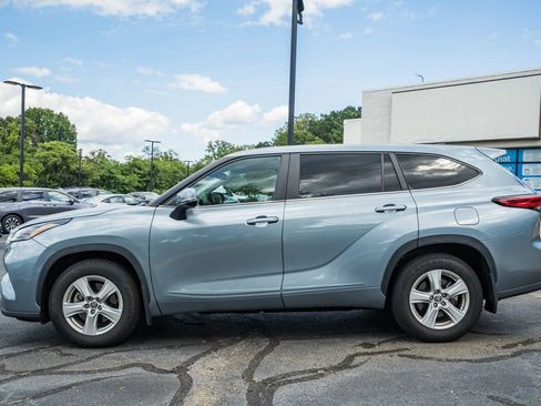 Used 2023 Toyota Highlander LE FWD image 4