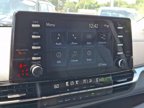 Used 2024 Toyota Sienna XLE FWD image 17