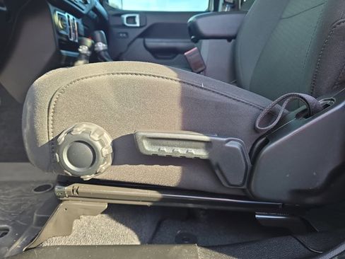 Used 2023 Jeep Gladiator Sport image 14