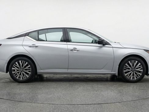 Used 2025 Nissan Altima 2.5 SV FWD image 11