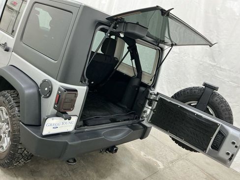 Used 2016 Jeep Wrangler Unlimited Rubicon w/ Connectivity Group image 24