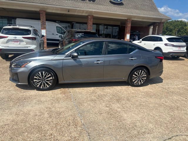 Used 2023 Nissan Altima 2.5 SV FWD image 2