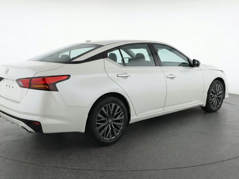 Used 2025 Nissan Altima 2.5 SV FWD image 9