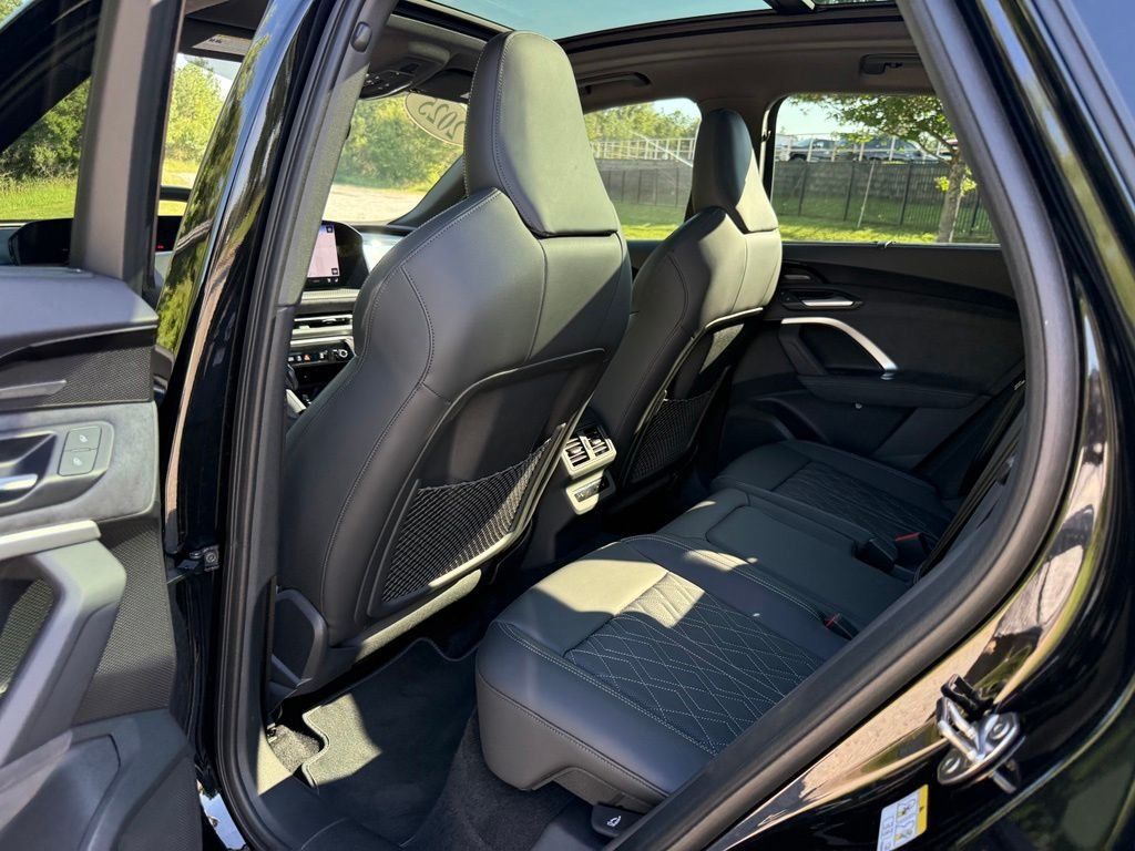 Used 2025 Audi SQ5 Prestige AWD/4WD image 28