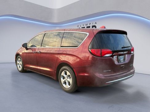 Used 2018 Chrysler Pacifica Touring Plus image 3