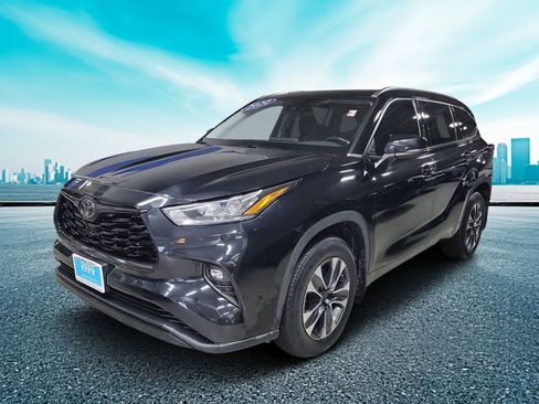 Used 2020 Toyota Highlander XLE image 2