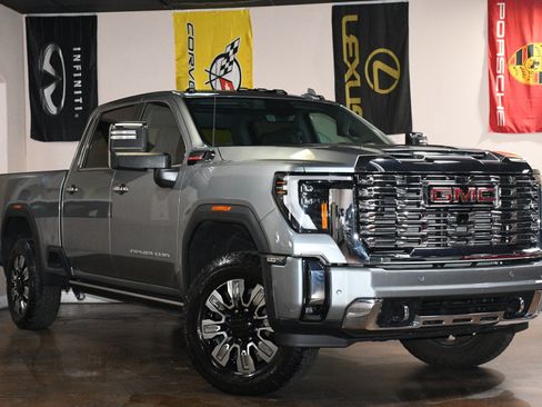 Used 2024 GMC Sierra 2500 Denali w/ Denali Reserve Package AWD/4WD image 3