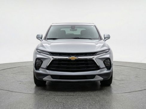 Used 2025 Chevrolet Blazer LT image 2