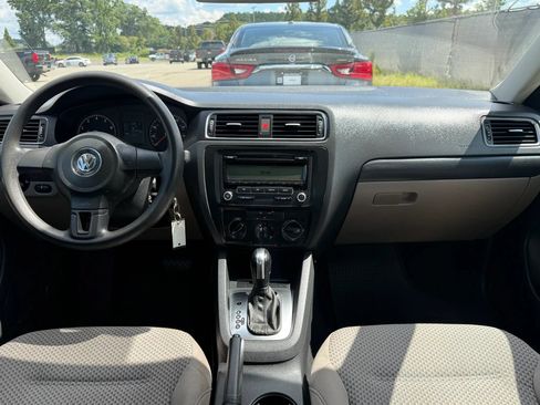 Used 2011 Volkswagen Jetta S FWD image 3