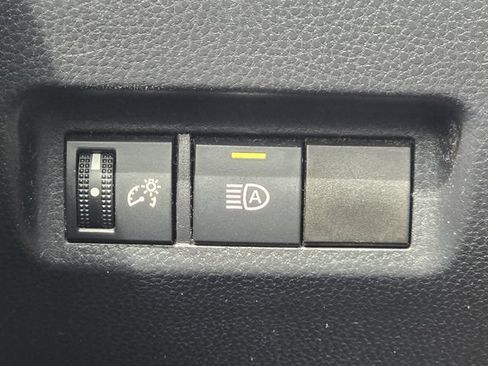 Used 2021 Toyota RAV4 XLE FWD image 30