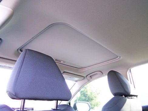 Used 2022 Toyota RAV4 XLE w/ Convenience Package FWD image 3