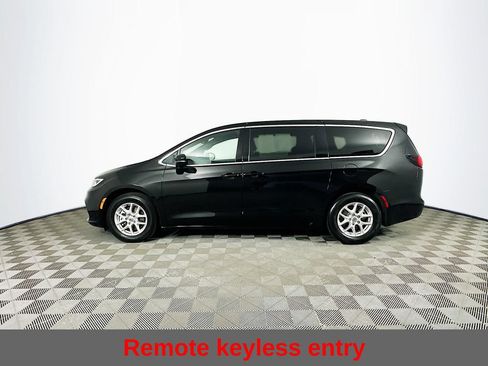 Used 2025 Chrysler Pacifica Select FWD image 7