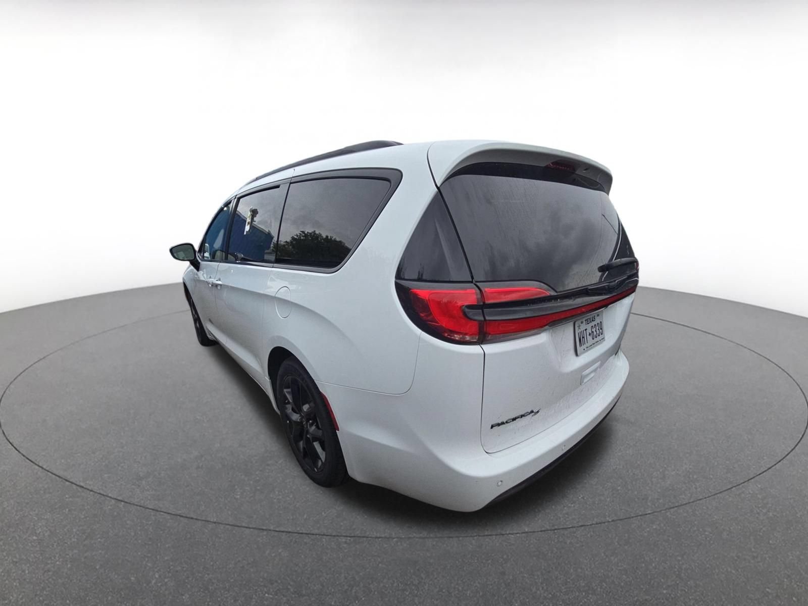Used 2025 Chrysler Pacifica Limited FWD image 3