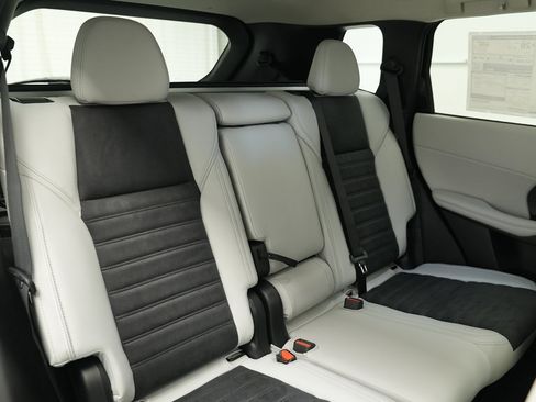 New 2025 Mitsubishi Outlander SE image 35