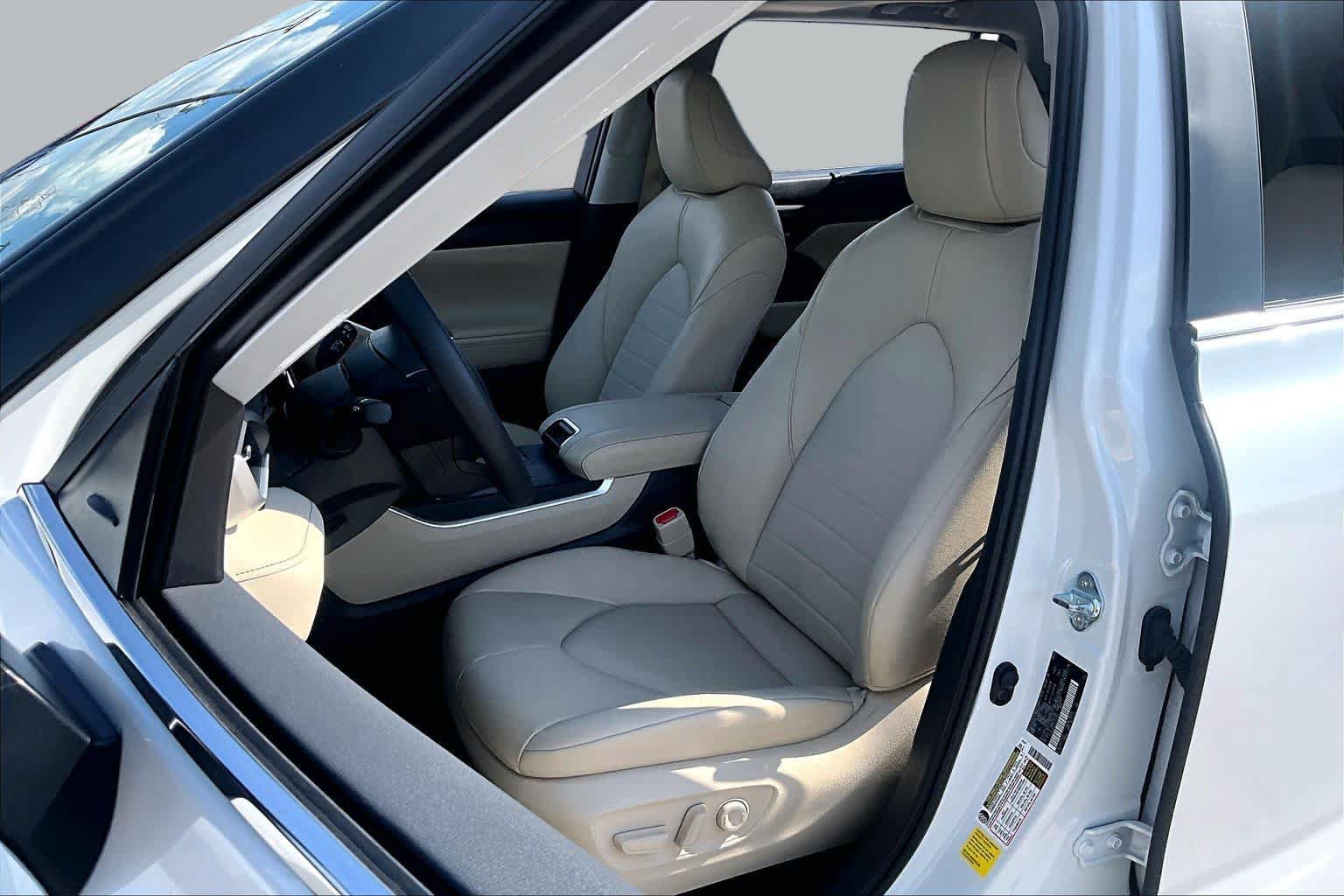 Used 2025 Toyota Highlander XLE FWD image 8