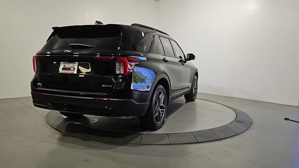 Used 2025 Ford Explorer ST-Line w/ ST-Line Street Pack AWD/4WD image 5