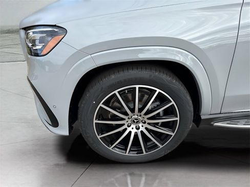 New 2026 Mercedes-Benz GLS 580 4MATIC image 9