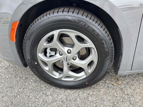 Used 2023 Chrysler Pacifica Limited image 9