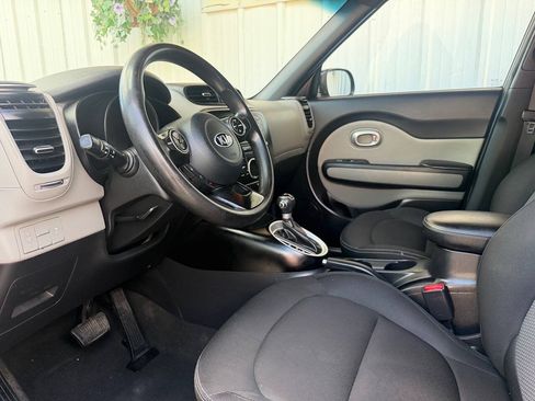 Used 2017 Kia Soul + FWD image 11