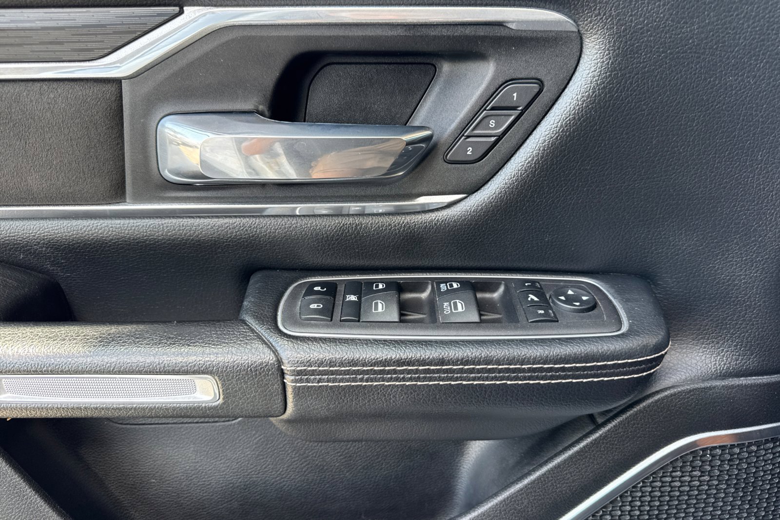 Used 2023 RAM 1500 Laramie AWD/4WD image 11