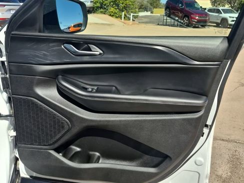 Used 2023 Jeep Grand Cherokee Laredo X image 17