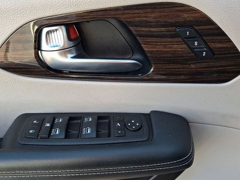 Used 2023 Chrysler Pacifica Limited FWD image 23