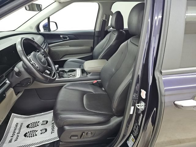 Used 2025 Kia Carnival FWD image 2