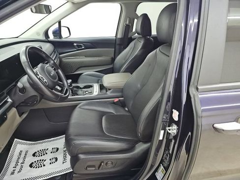 Used 2025 Kia Carnival FWD image 2