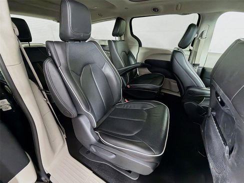 Used 2023 Chrysler Pacifica Limited FWD image 28