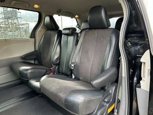 Used 2011 Toyota Sienna SE image 15