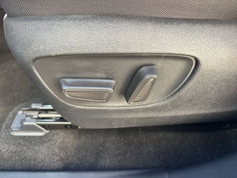 Used 2025 Toyota Highlander LE image 24