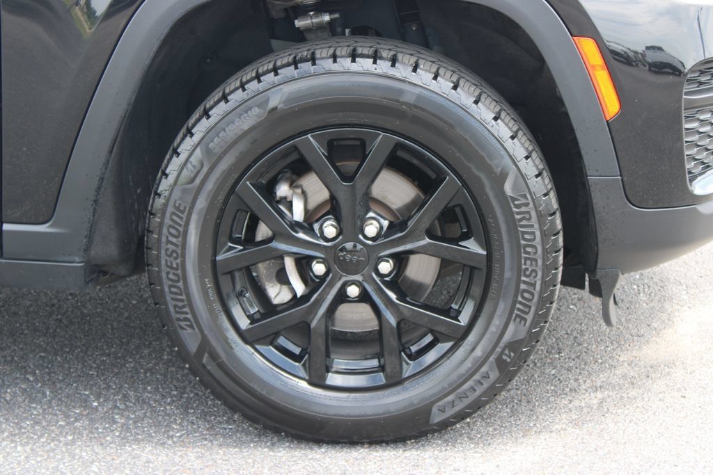Used 2024 Jeep Grand Cherokee Altitude AWD/4WD image 12