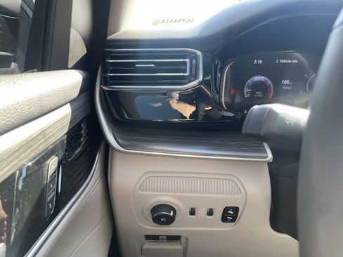 Used 2023 Jeep Wagoneer L Series II w/ Convenience Group I image 13