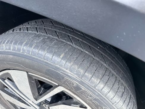 Used 2024 Volkswagen Atlas SE image 2