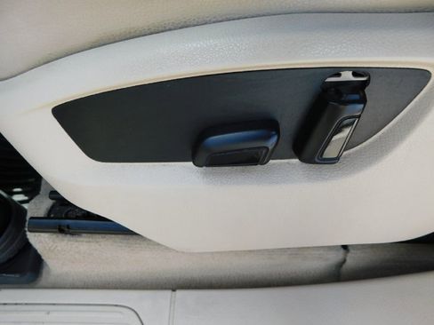 Used 2013 Volkswagen Touareg Sport image 34