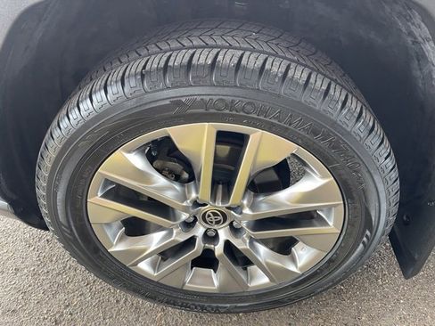 Used 2021 Toyota RAV4 Limited image 9