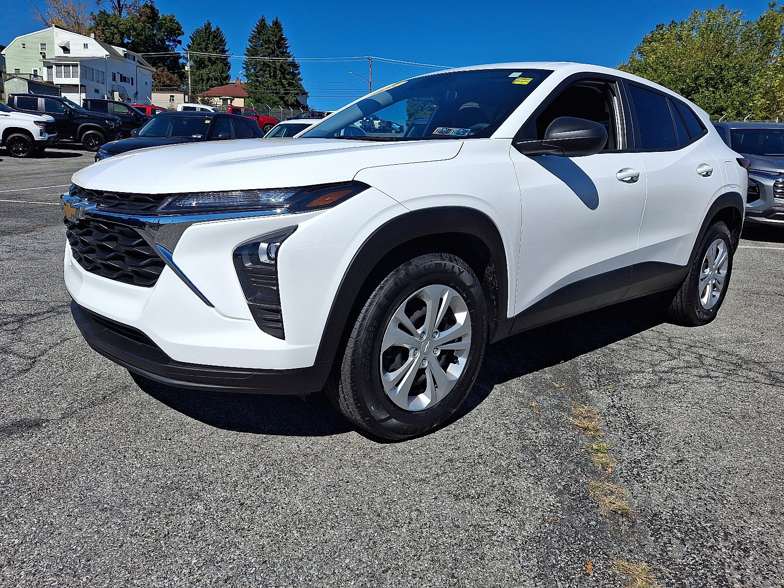 Used 2025 Chevrolet Trax LS FWD image 1