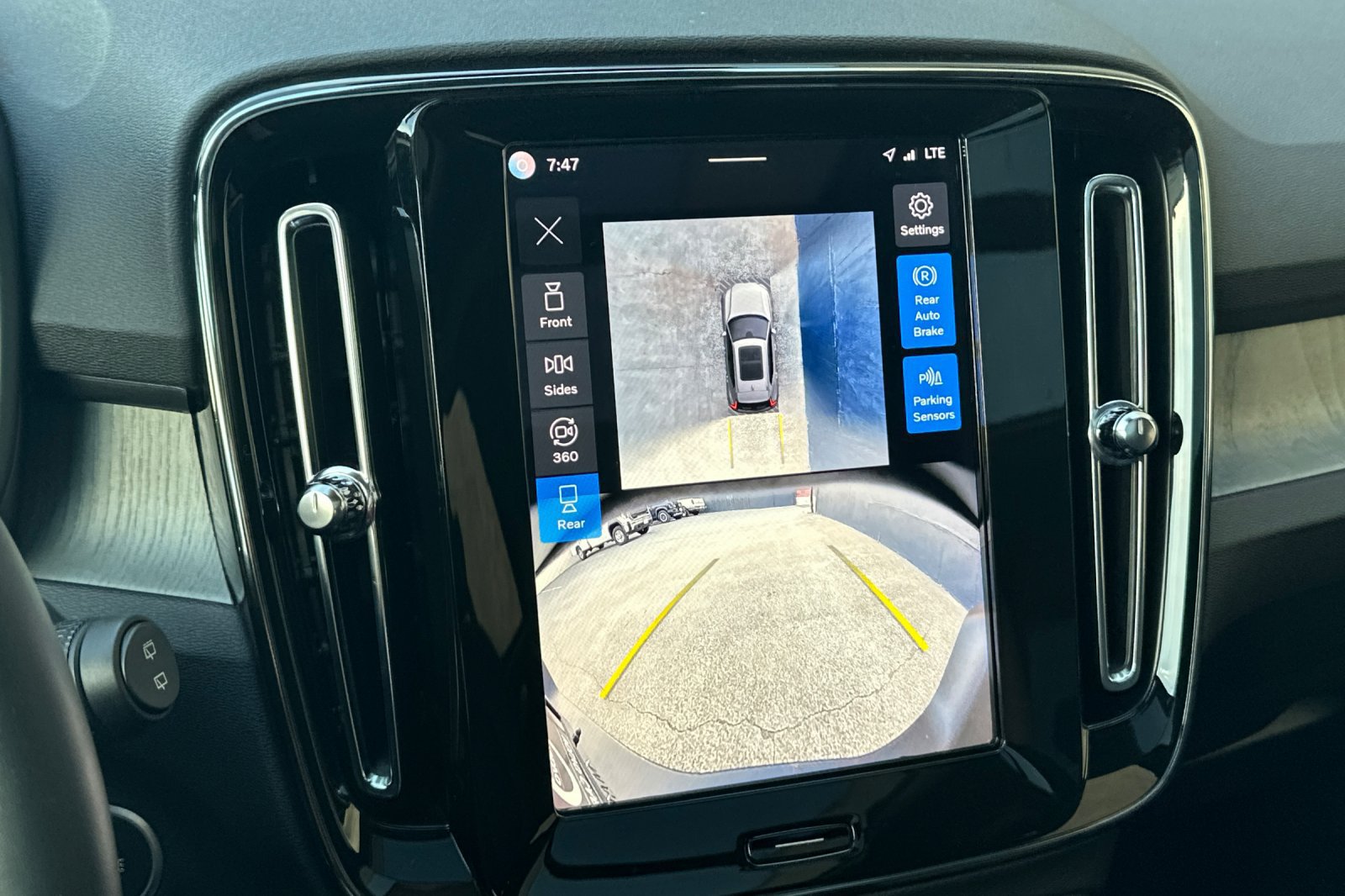 Certified 2025 Volvo XC40 B5 Plus AWD/4WD image 23