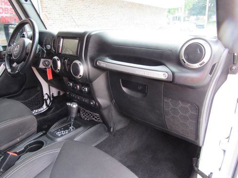Used 2016 Jeep Wrangler Sahara w/ Connectivity Group AWD/4WD image 27
