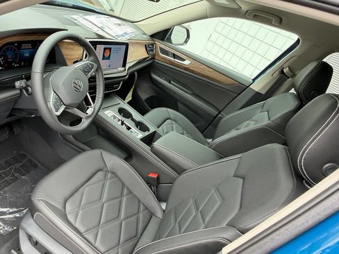 New 2026 Volkswagen Atlas SE FWD image 2